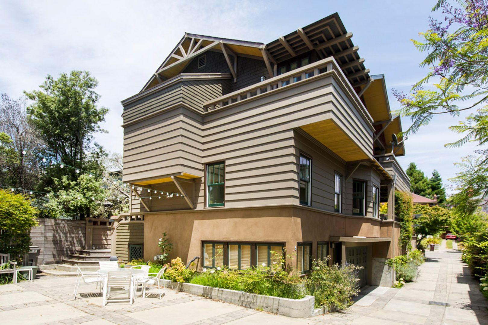 Oakland Apartment: 6451-B Benvenue Ave
