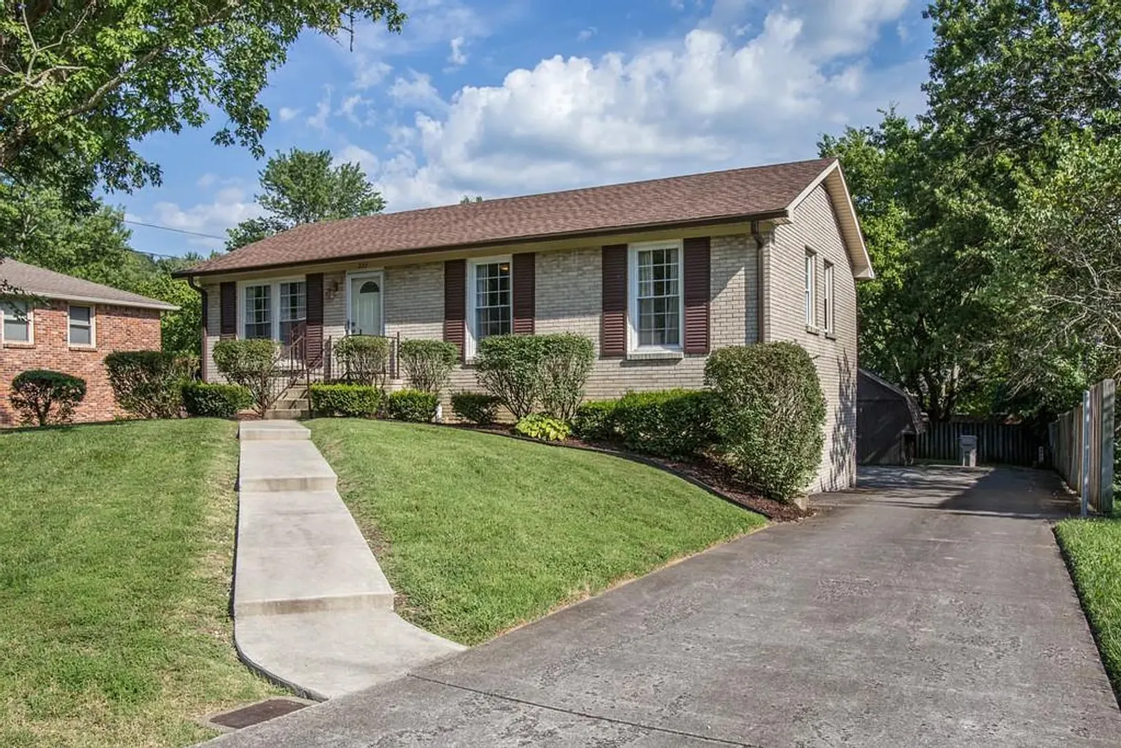 Nashville House: 222 New Sawyer Brown Road