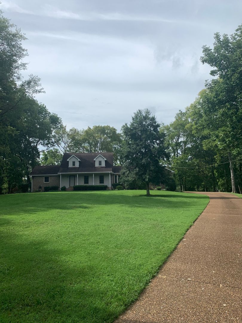 Brentwood House: 305 Dogwood Court