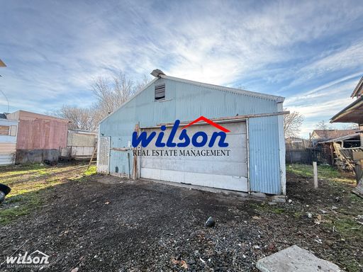 Spacious 900 sq ft Shop – Great Price!