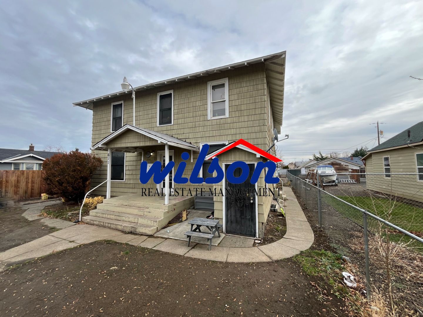 Yakima Apartment: 611 S 8th Ave