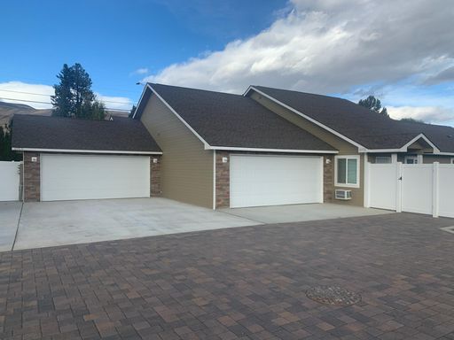 Charming Naches 3bd/2ba Duplex with 2-Car Garage!