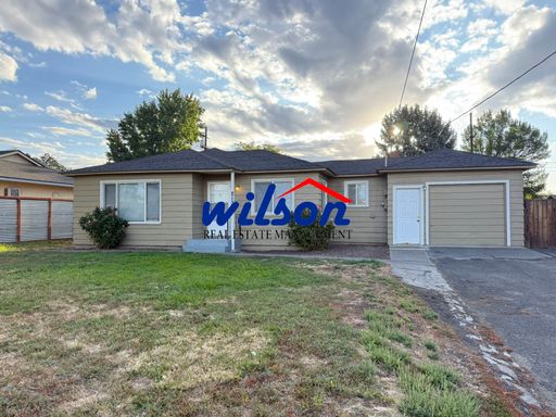 Charming 3-Bedroom Retreat with Fenced Back Yard! – photo 1