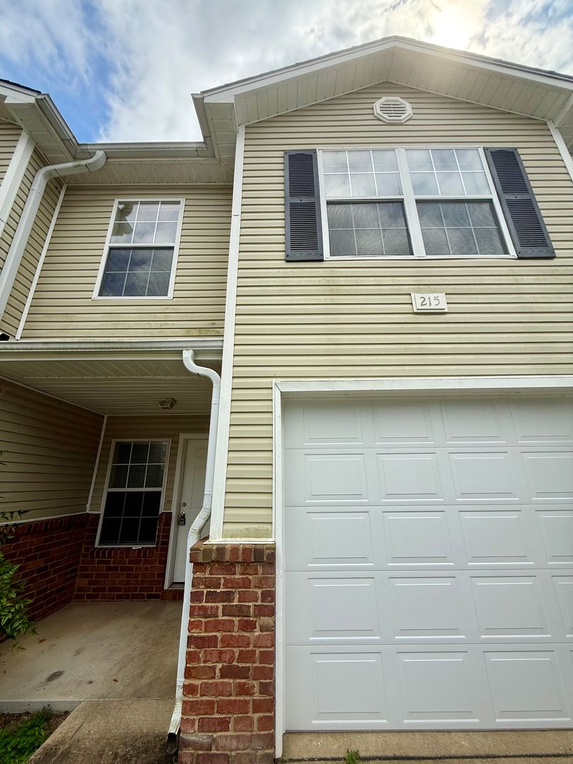 Crestview House: 215 JOHNSON COURT