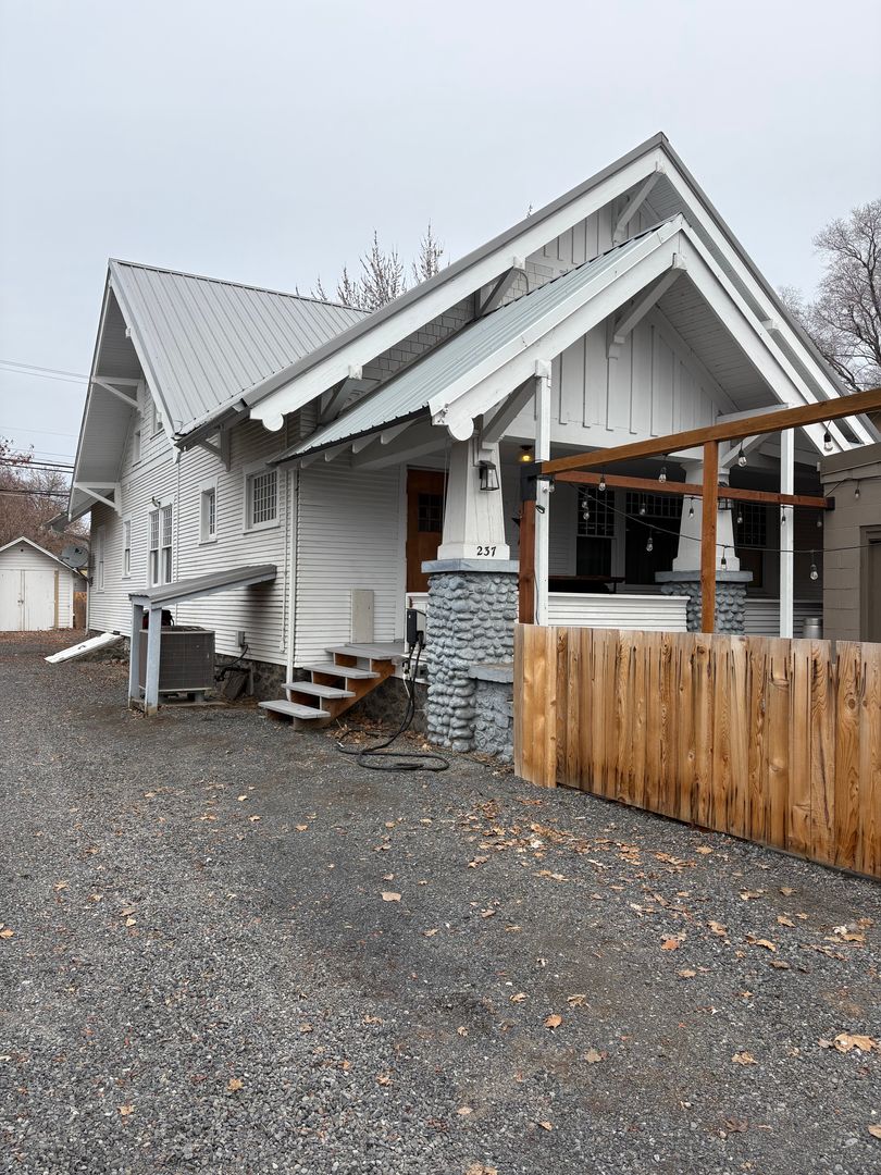 Ephrata House: 237 Basin St SW