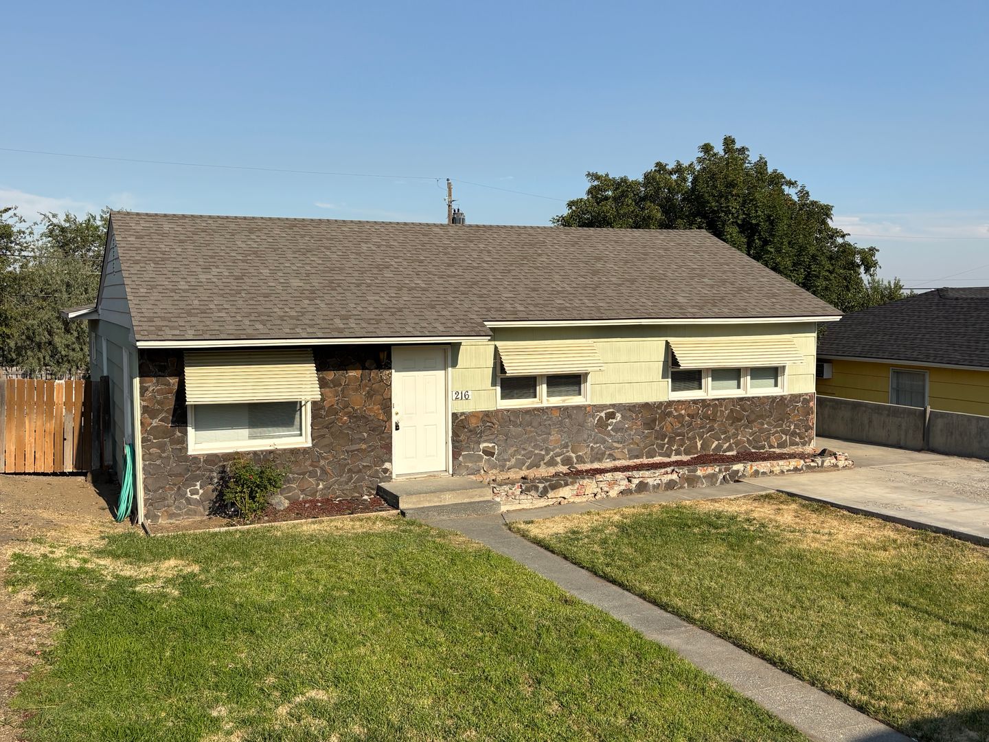 Ephrata House: 216 Mocliff Rd