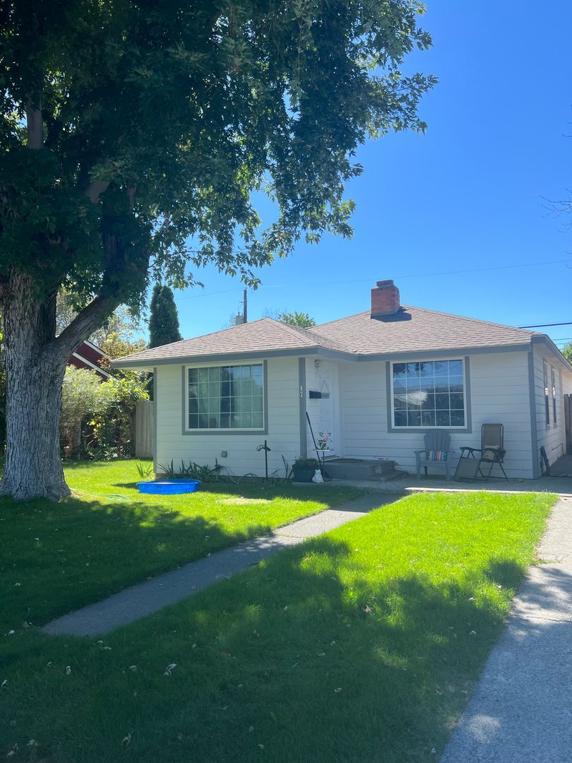 Ephrata House: 47 G Street SE