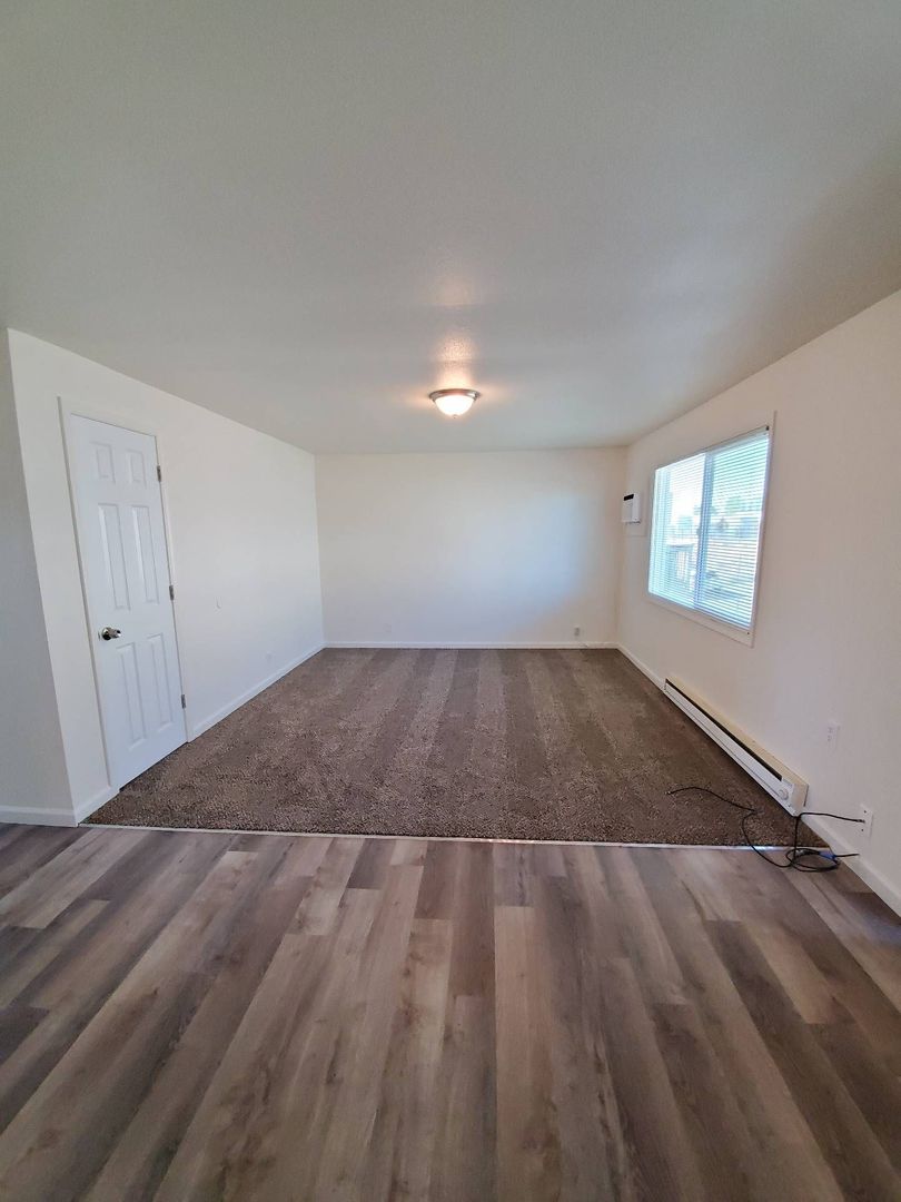 Moses Lake Apartment: 7865 Valley Rd