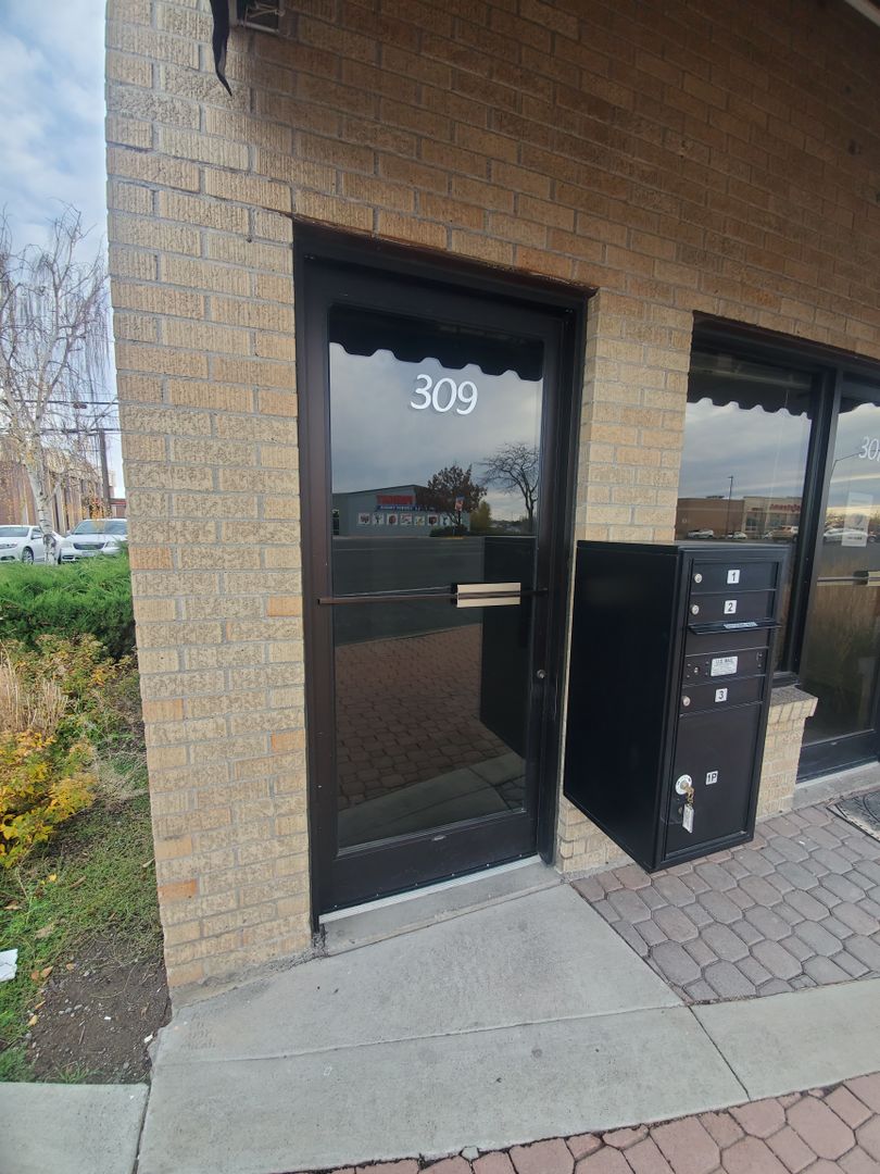 Moses Lake House: 309 E Broadway Ave