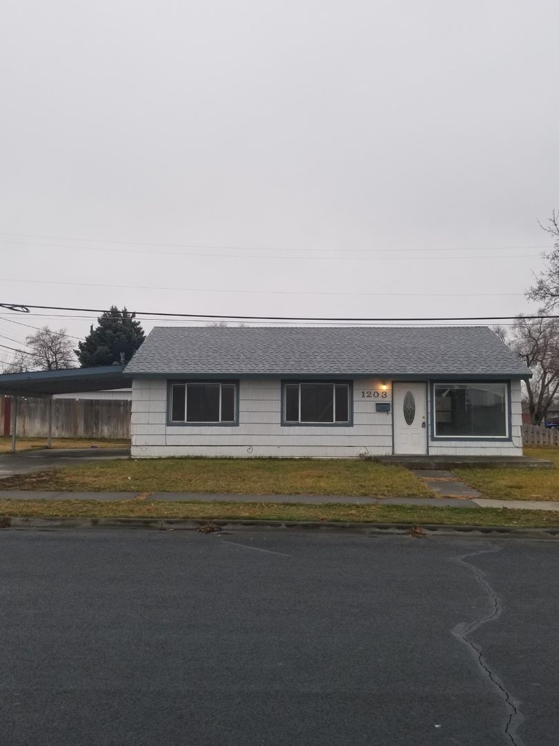 Moses Lake House: 1203 E Terrace Ave