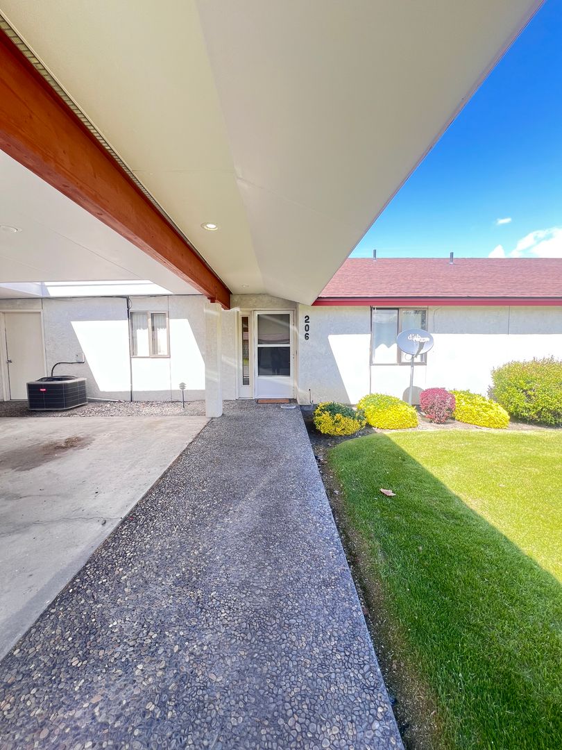 Moses Lake Condo: 1388 Road F.8 NE #206