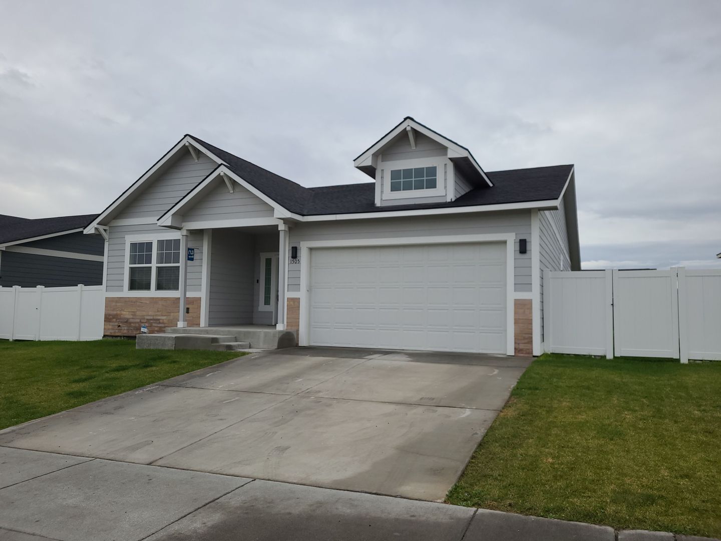 Moses Lake Apartment: 1505 W Bonneville St