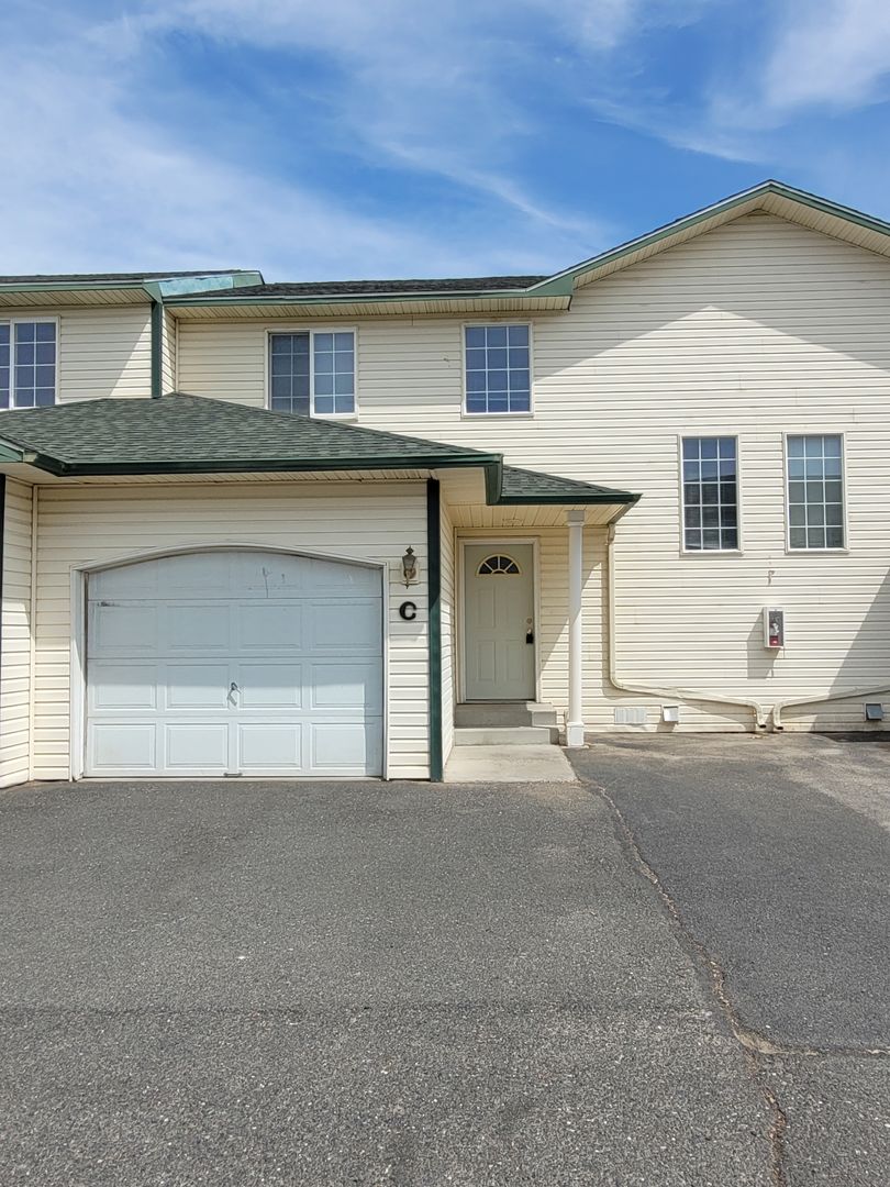 Moses Lake Apartment: 1306 S Skyline Dr