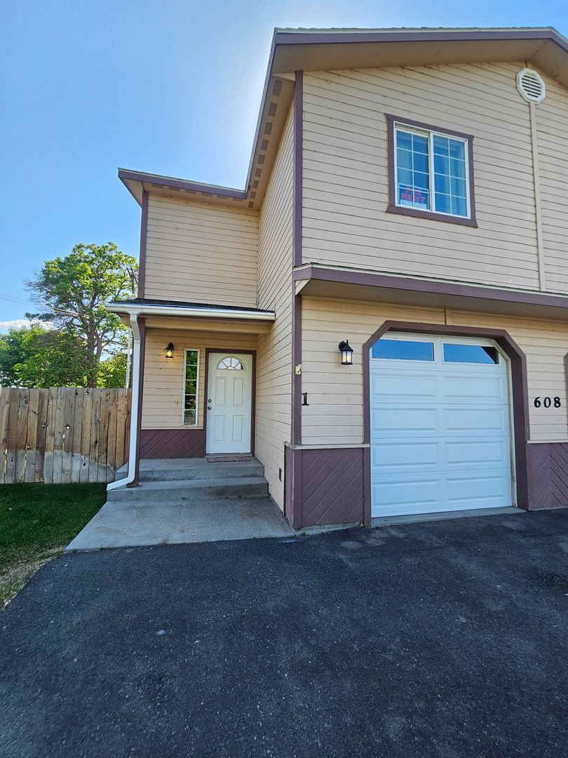 Moses Lake Apartment: 608 S Division St