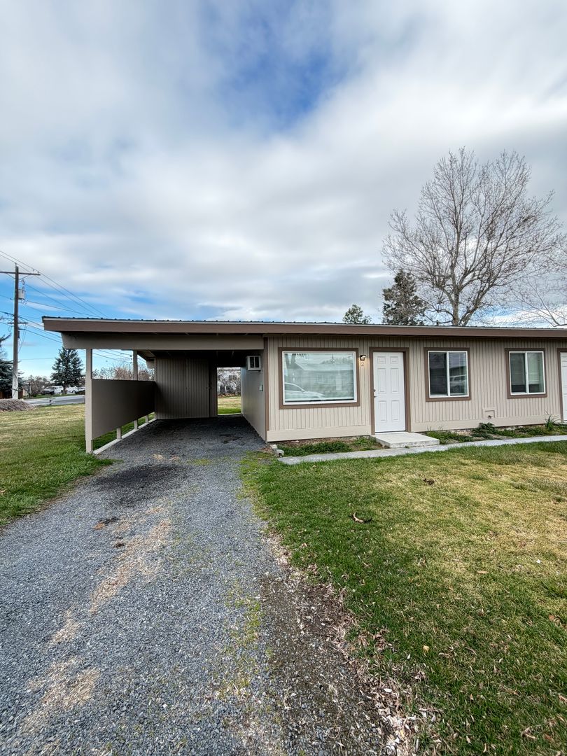 Moses Lake Apartment: 4033 Ottmar Rd NE