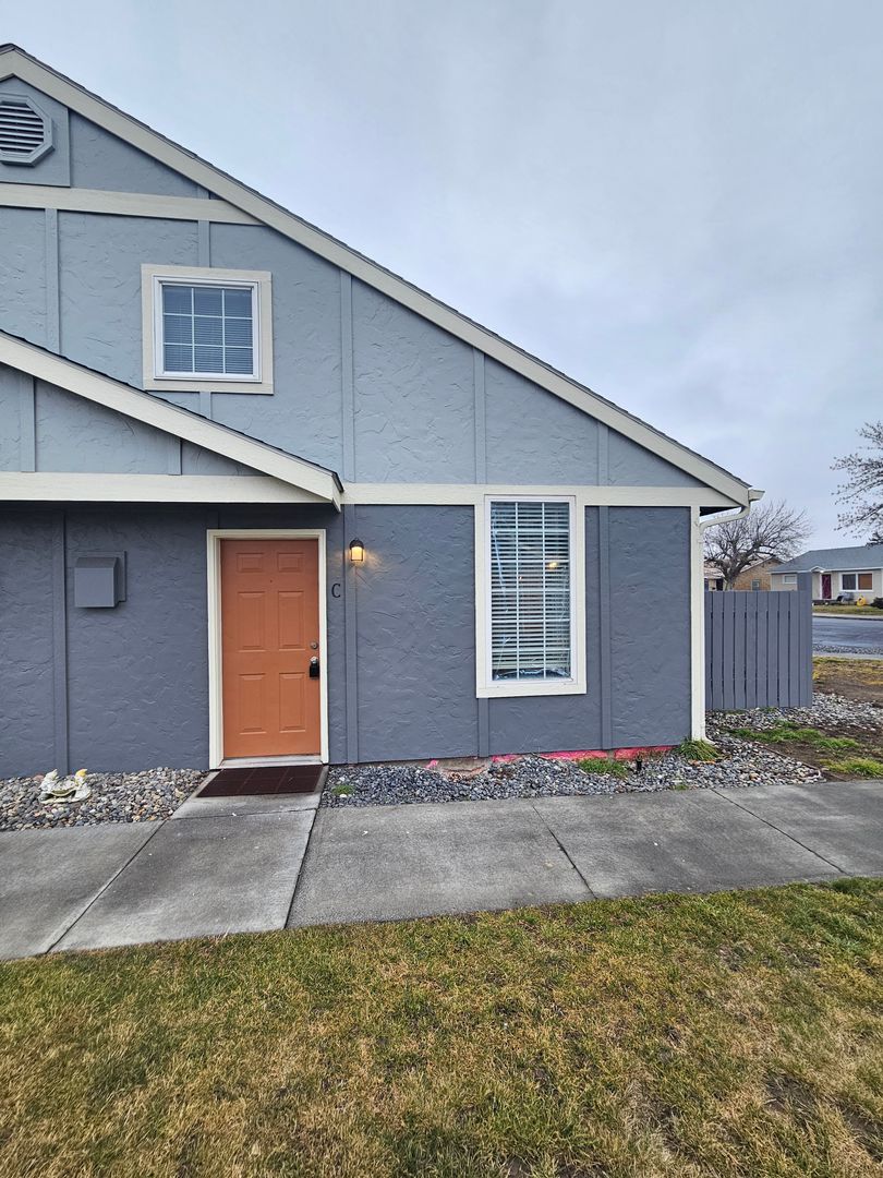 Moses Lake Apartment: 924 W 4th Ave