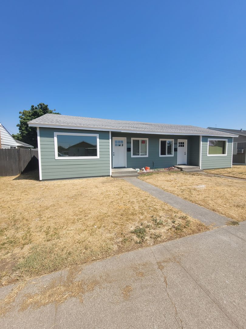 Moses Lake Apartment: 1015-1017 W Gem Ave