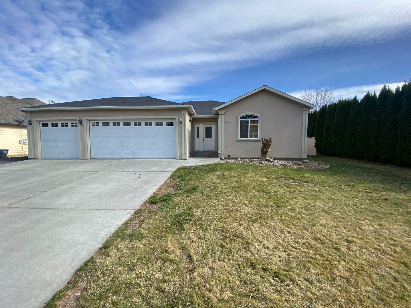 MOSES LAKE House: 325 CRESTVIEW DR
