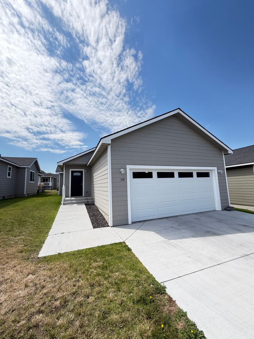 Moses Lake House: 123 E 9th Ave Unit 18