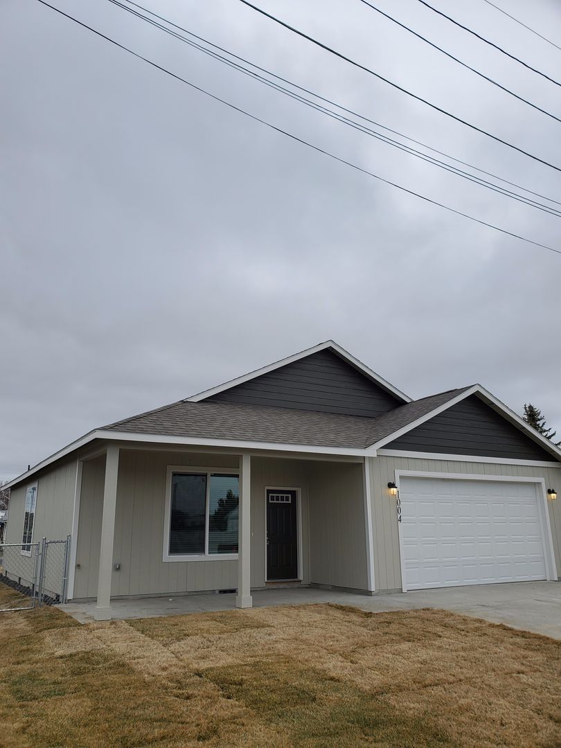 Moses Lake House: 1004 W Kristine St.