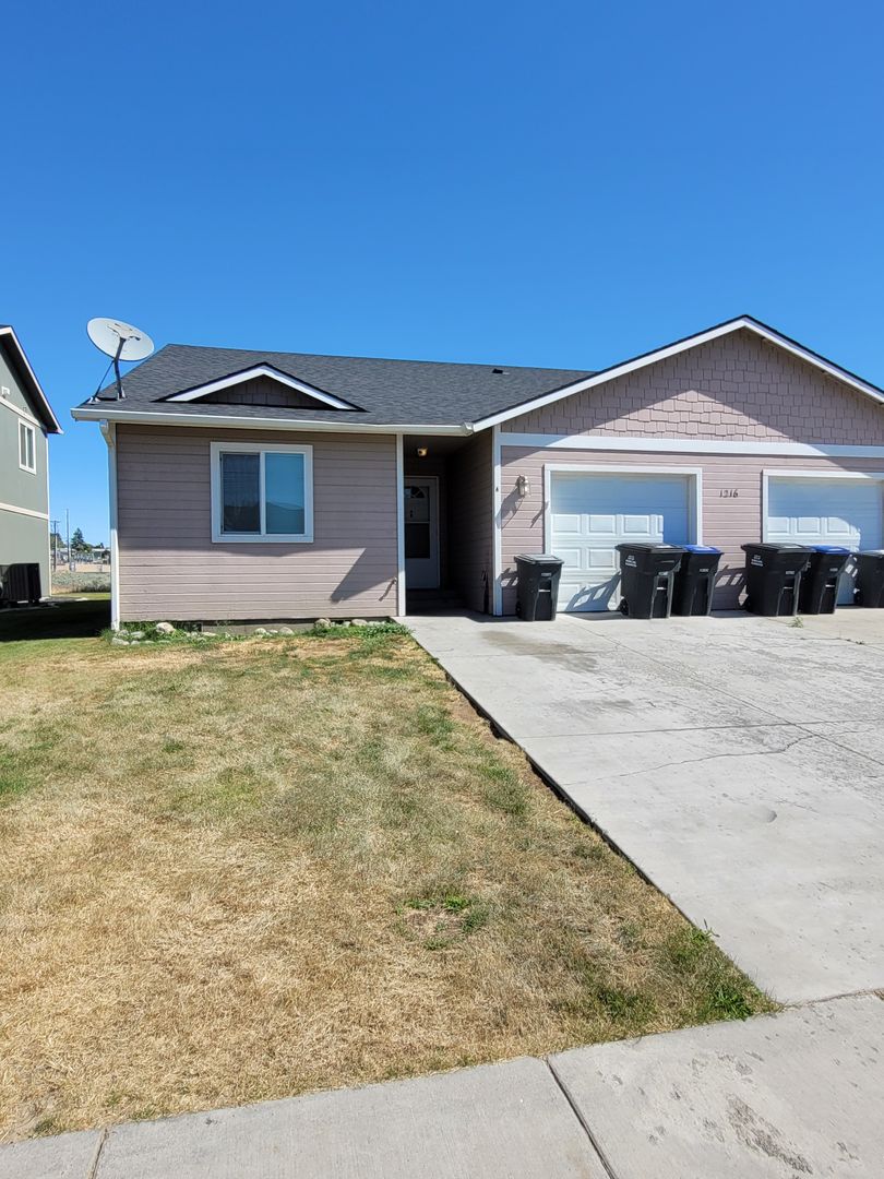 MOSES LAKE Apartment: 1216 FRANKLIN