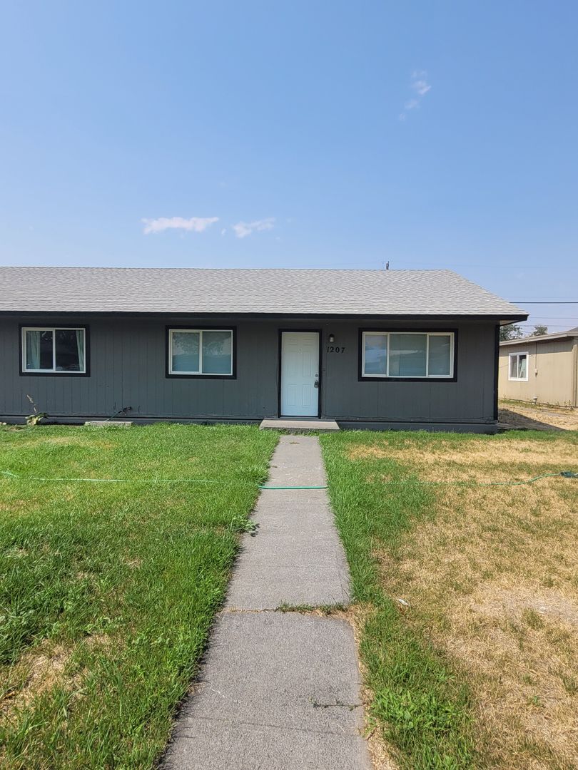 Moses Lake Apartment: 1207-1209 Mitchell Ave