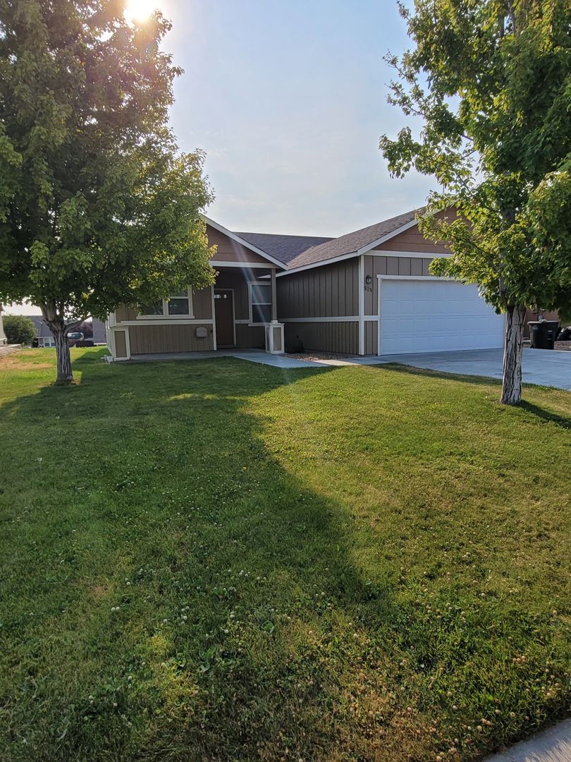 Moses Lake House: 525 Florida St