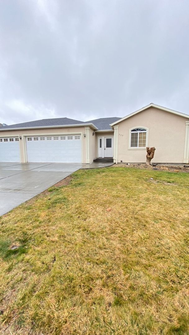 MOSES LAKE House: 325 CRESTVIEW DR