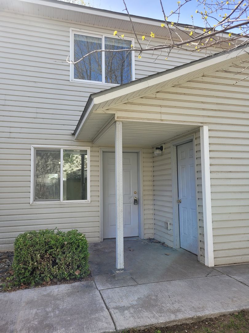 Moses Lake Apartment: 1830 W Crouse St