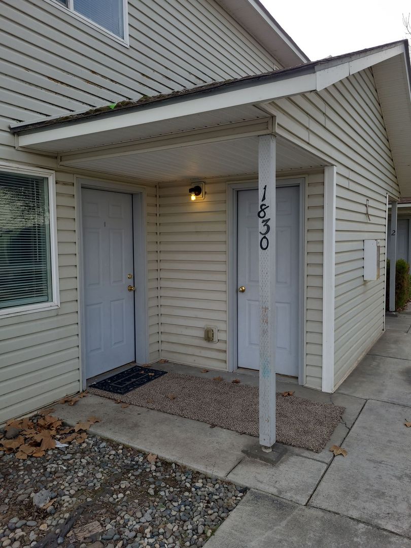 Moses Lake Apartment: 1830 W Crouse St