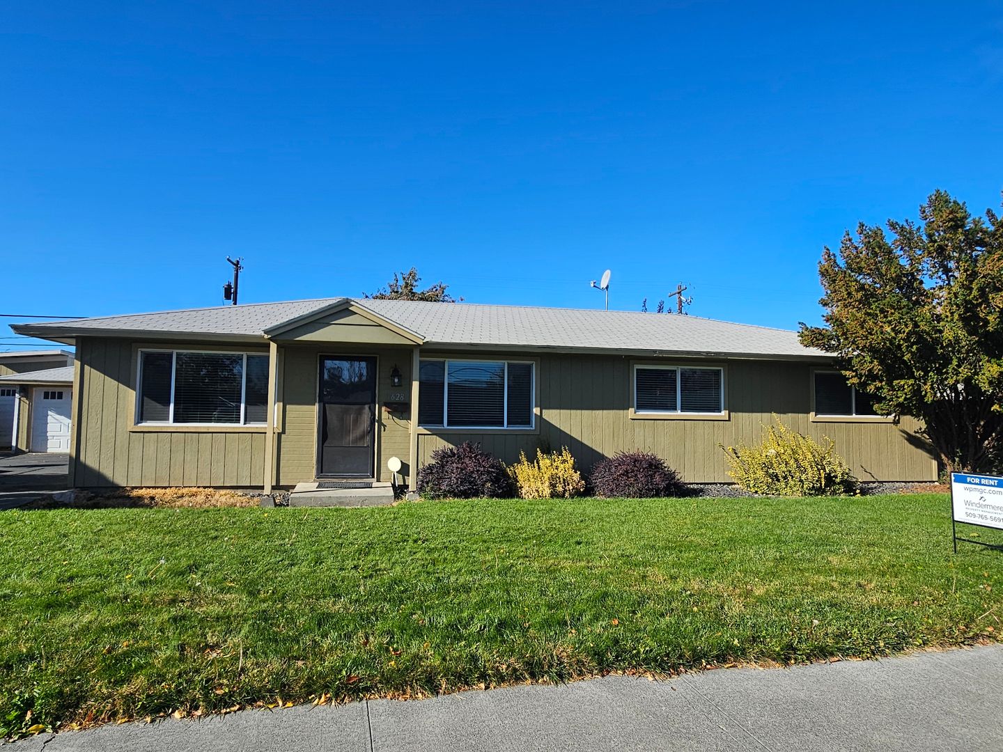 Moses Lake House: 1628 S Wallace St