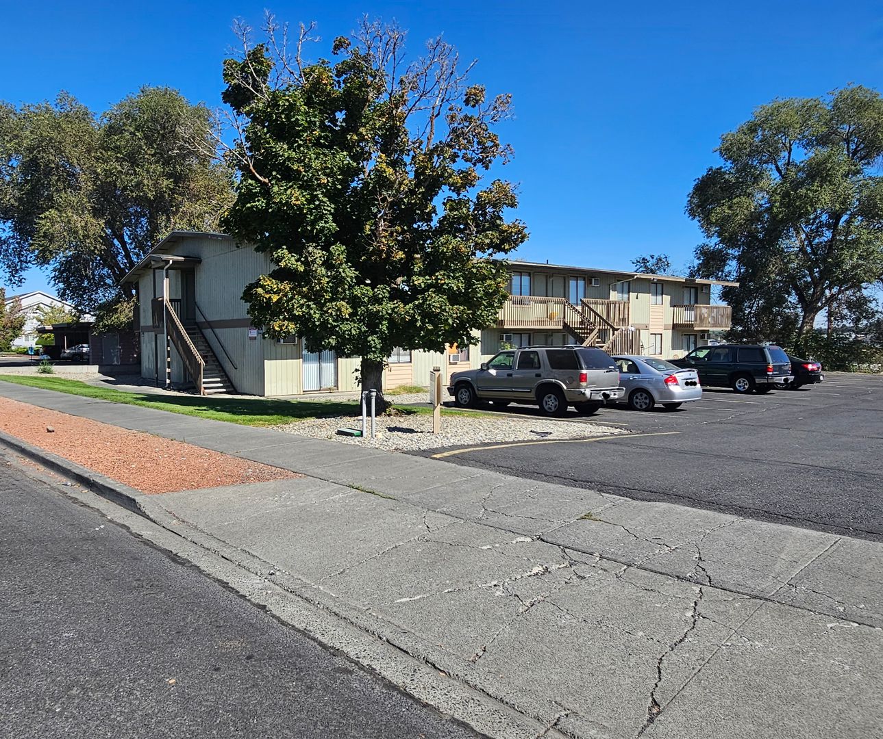 Moses Lake Apartment: 523 W Crest Dr