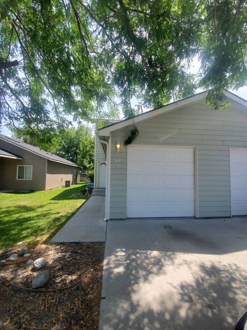 MOSES LAKE Townhome: 1803 BEMIS STREET