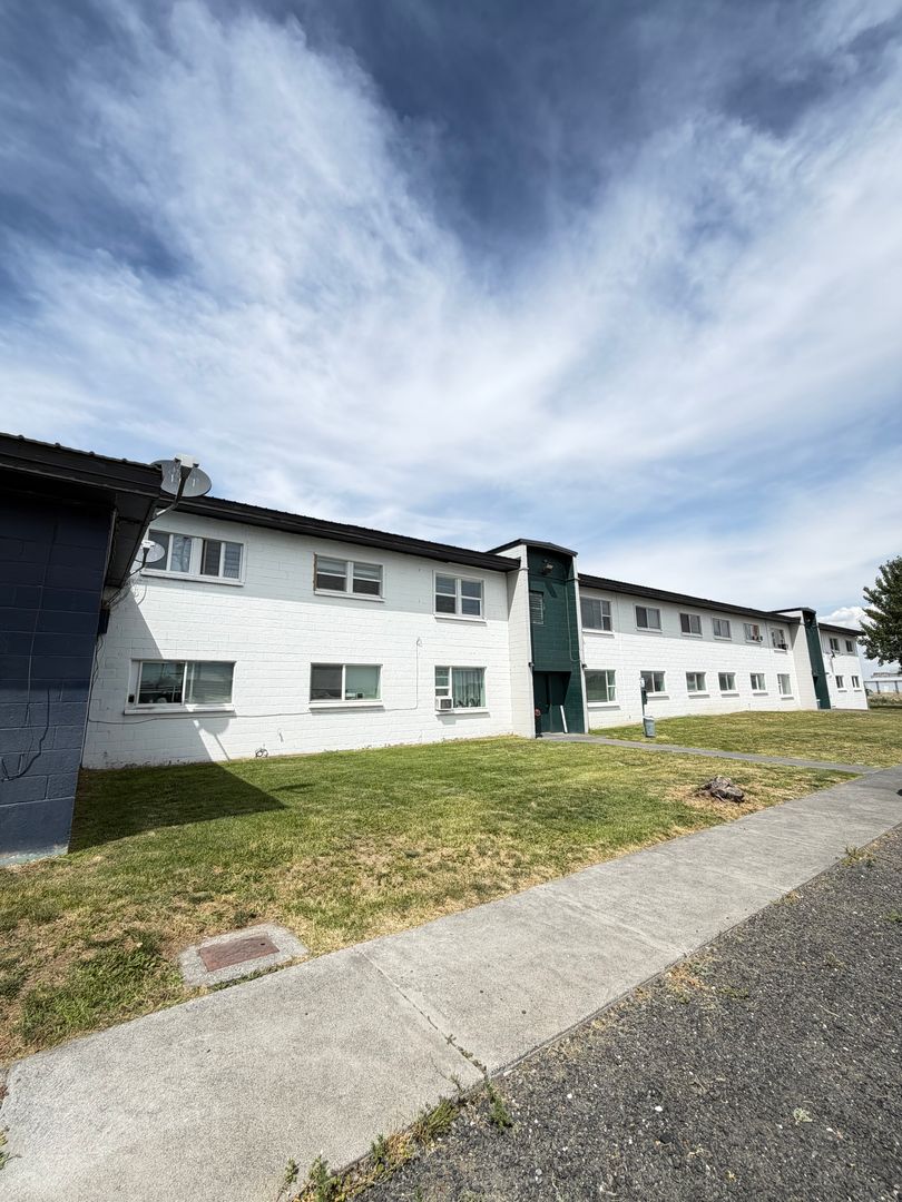 Moses Lake Apartment: 6379 Arnold Drive NE