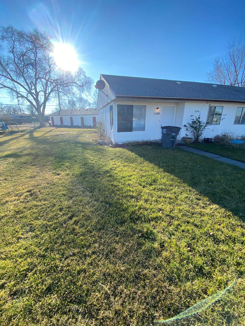 Moses Lake Multiplex: 1108-1110 Vandenberg Loop NE