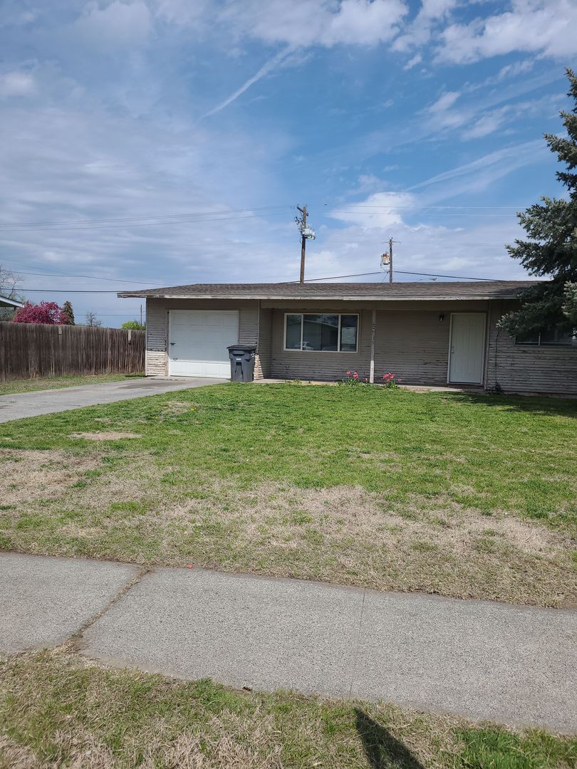 Moses Lake Apartment: 8912 Travis Dr