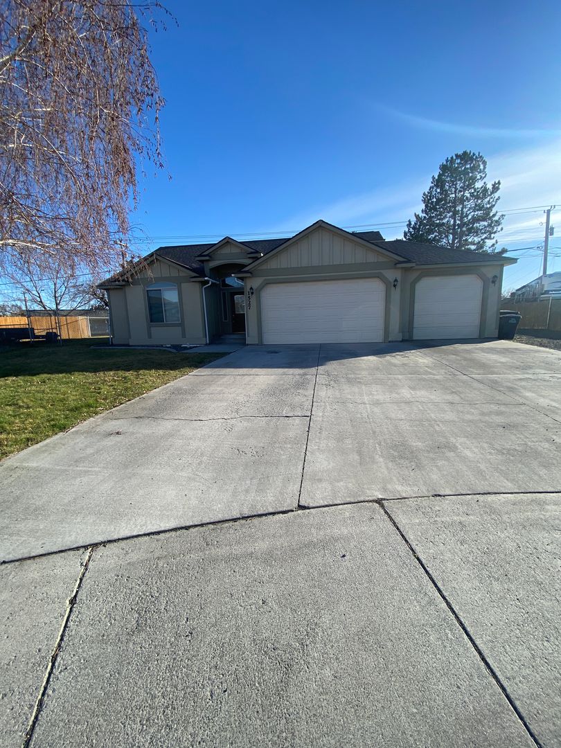 Moses Lake House: 1527 S Judith St