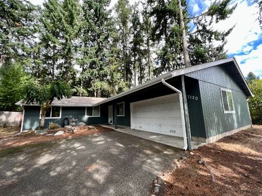 Pending Application; Pet Friendly 4 Bedroom! – photo 1
