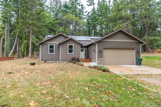 3 Bedroom, 2 Bath House with attached garage – photo 1