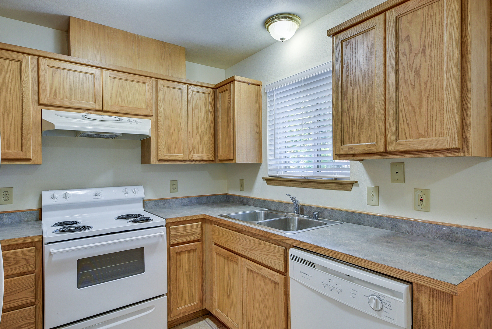 Oak Harbor Apartment: 1661 NE 16th Ave