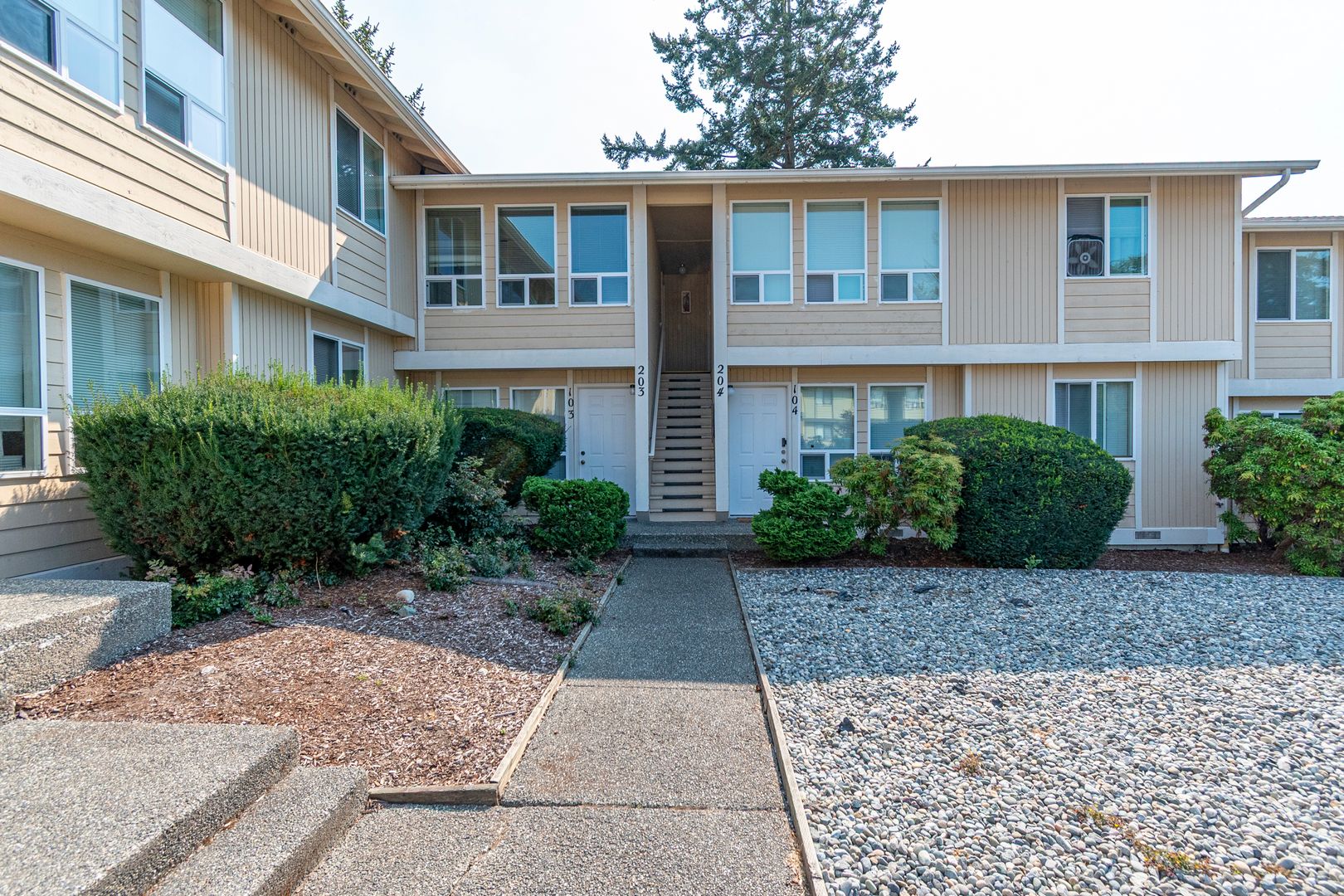 Oak Harbor Apartment: 390 NE Izett St