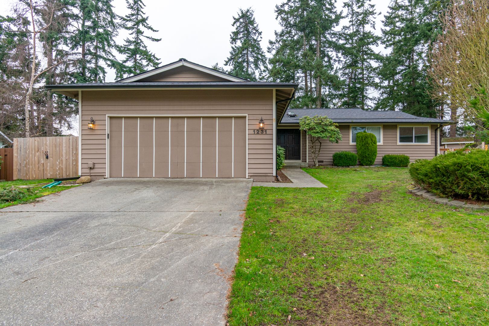 Oak Harbor House: 1231 SW Ingleside Ct