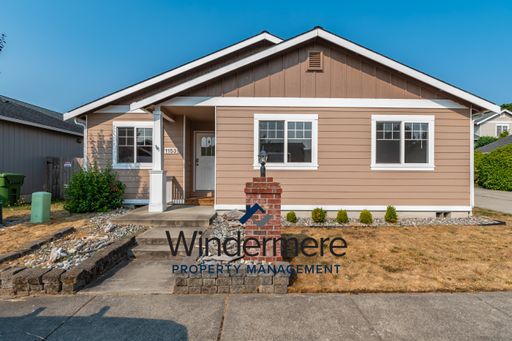 Charming 3 bedroom and 2 bathroom house with garage – photo 1