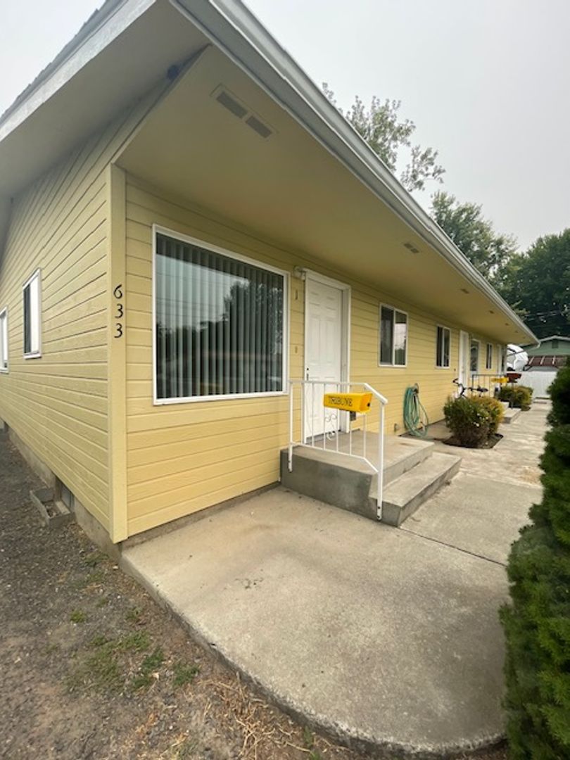 Lewiston Apartment: 633 Airway Ave.