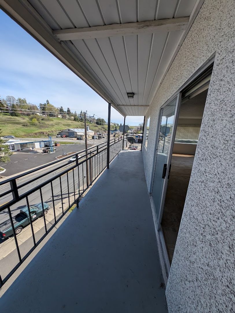 Pullman Apartment: 605 S Grand Ave.