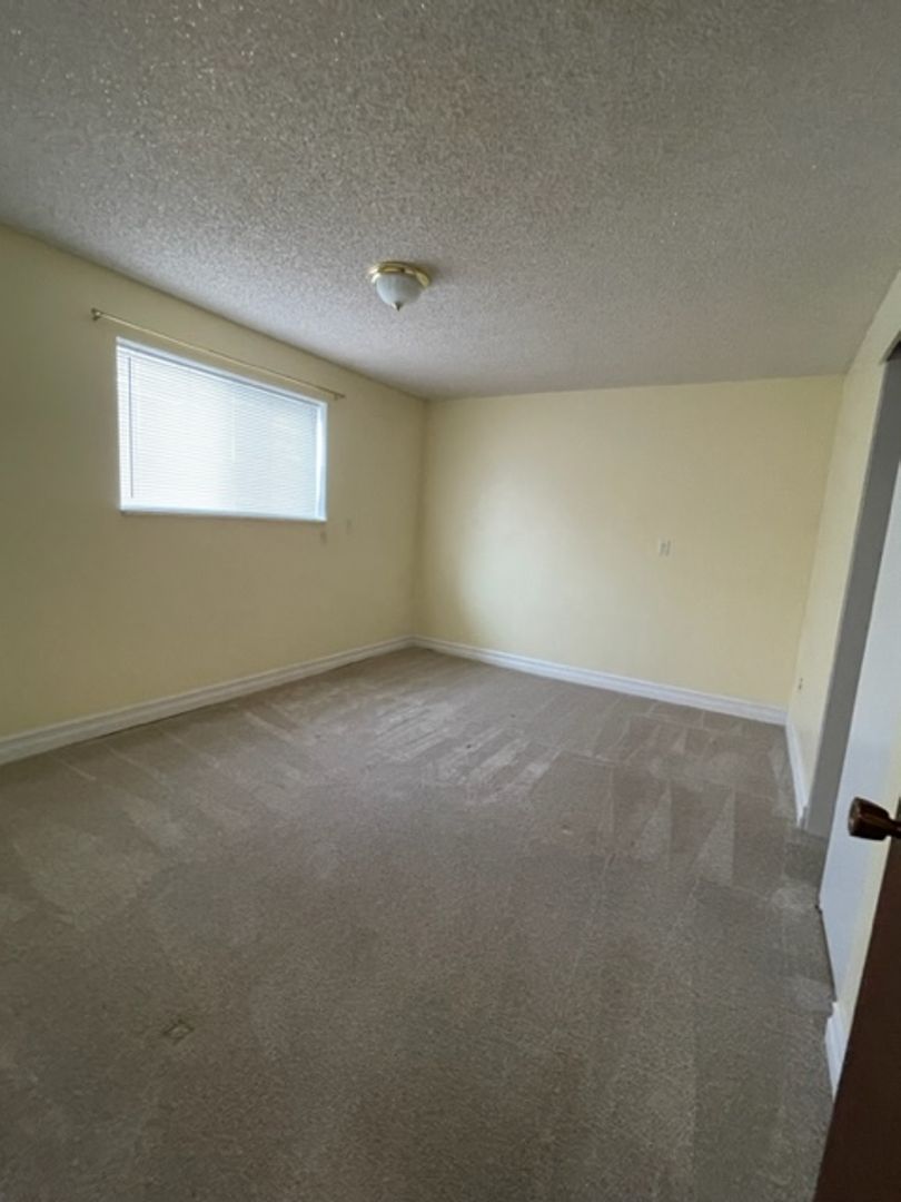 Lewiston House: 810 Warner Dr. #C