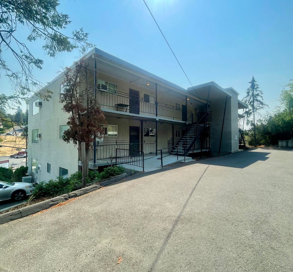 Pullman Apartment: 605 S Grand Ave.