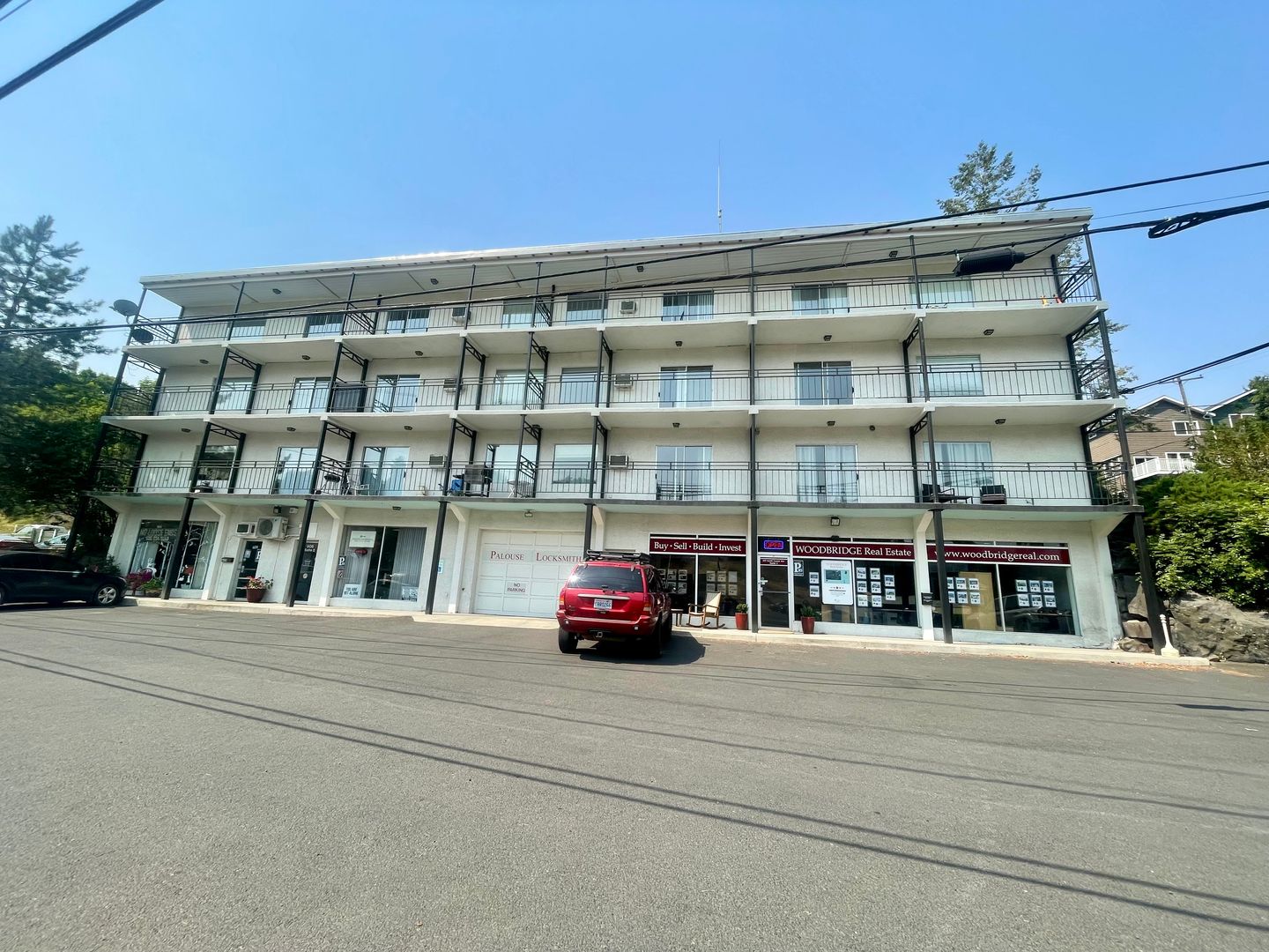 Pullman Apartment: 605 S Grand Ave.