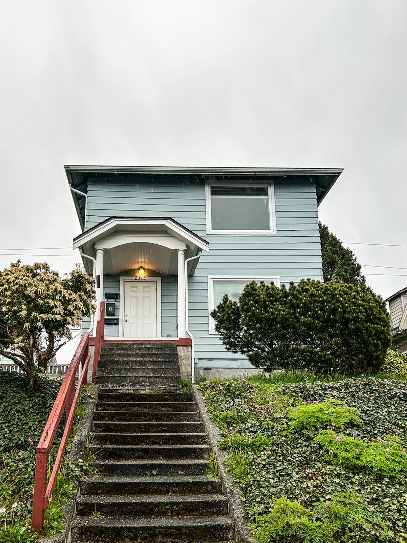 Everett Apartment: 2315 Grand Ave