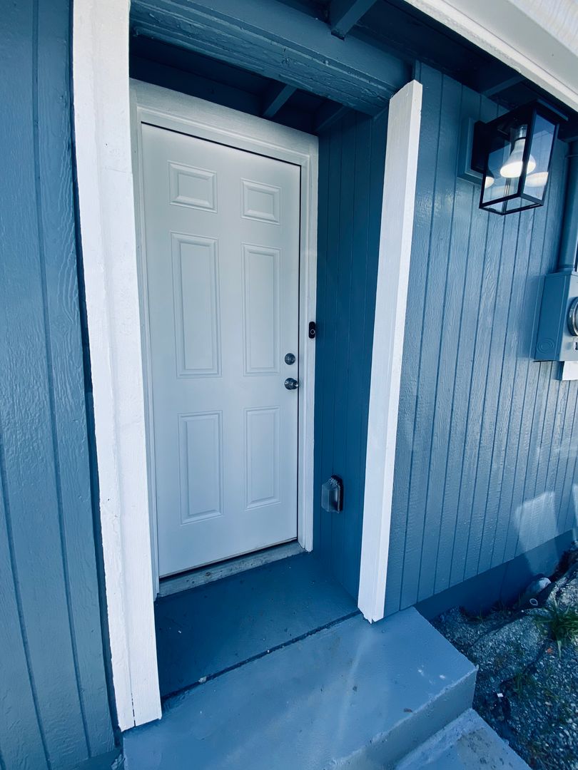 Everett Apartment: 3405 Rockefeller Ave #D